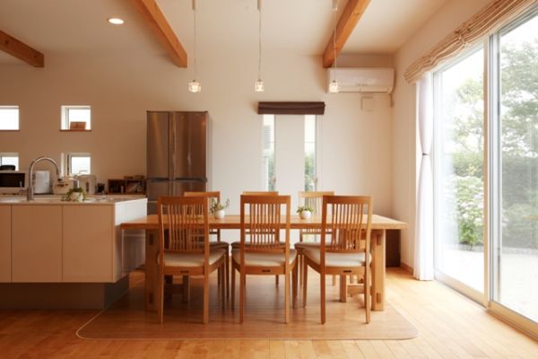 大きな窓から光が差し込み、明るく開放的に。