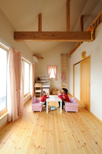 子ども部屋は勾配天井で開放的な空間に。将来的に間仕切って２部屋とすることも可能。