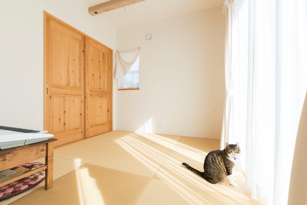 何かと便利で使いやすく、猫も日向ぼっこする4.5畳の明るい和室