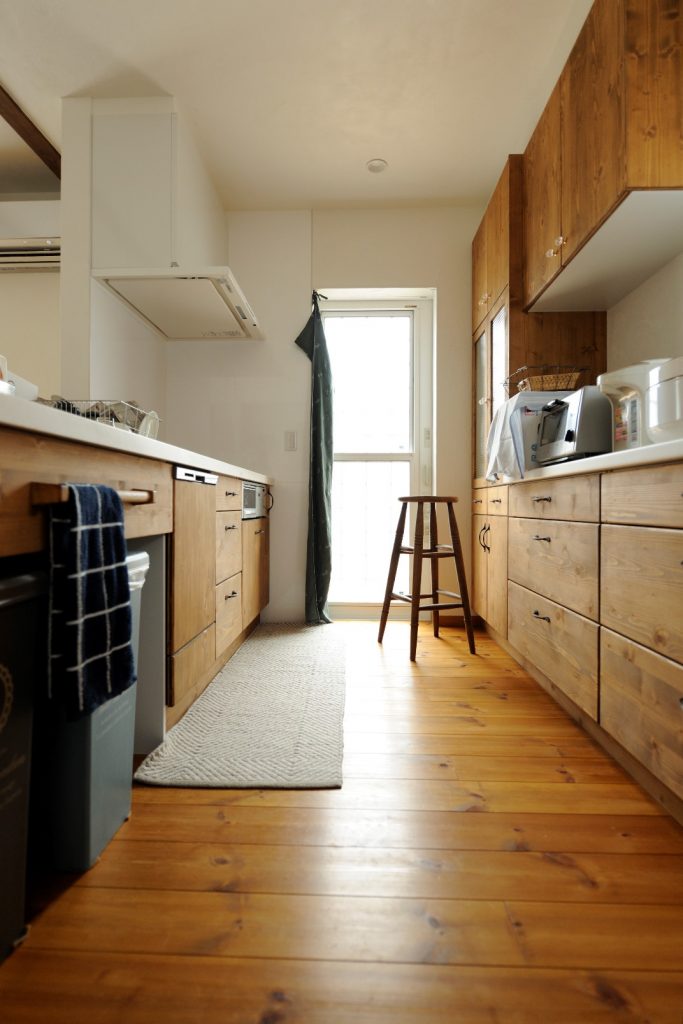 キッチンの扉と床のカラーを合わせて統一感のある空間に