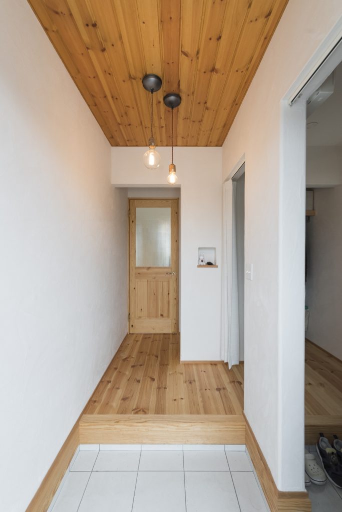 シンプルな板張り天井の玄関