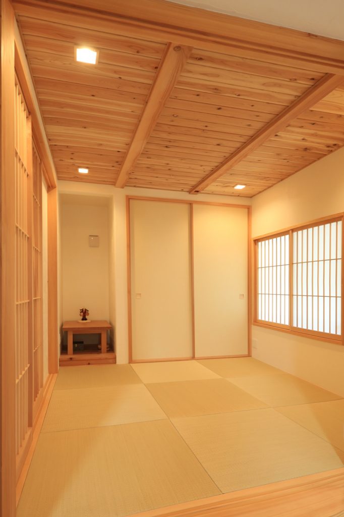 和室の天井は杉の羽目板仕様とし、ほっと落ち着く空間に