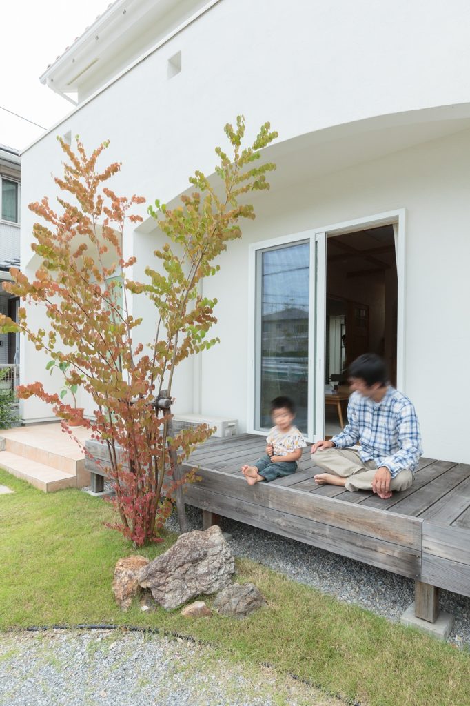 春になると、ウッドデッキに腰をかけ桜並木を眺めるのが楽しみだそう