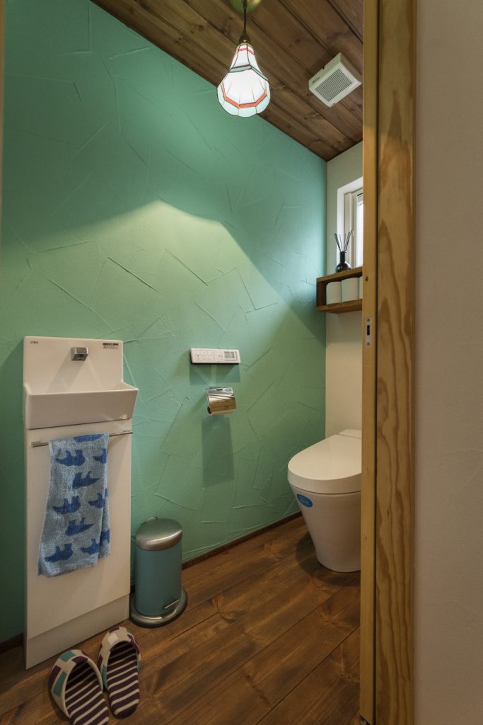グリーンの漆喰壁！おしゃれなトイレ