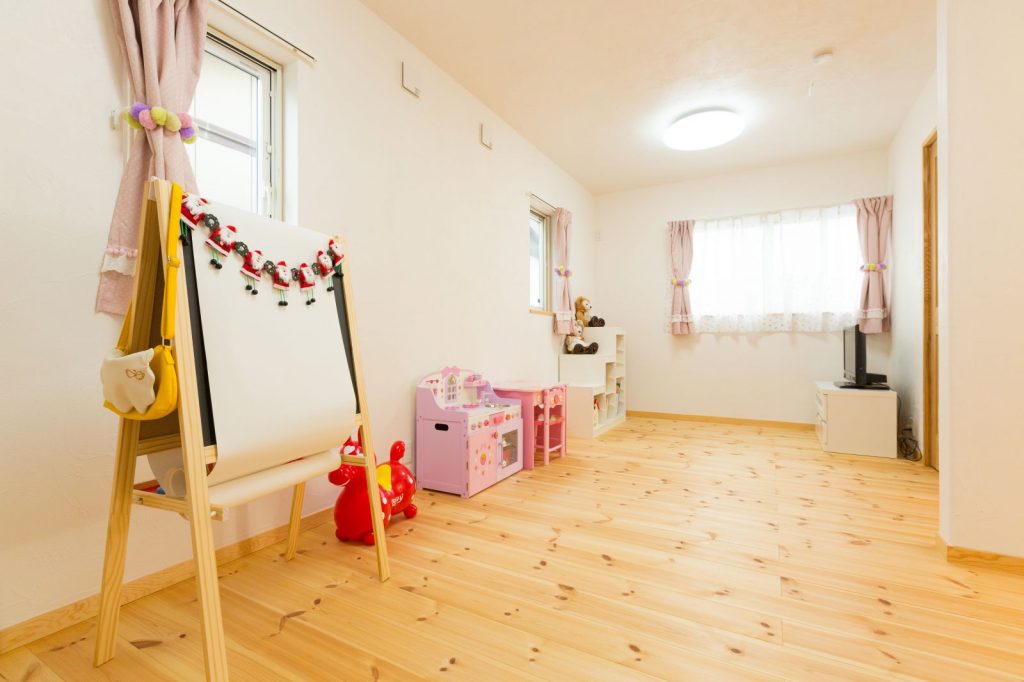 ピンクのカーテンが可愛らしい子ども室