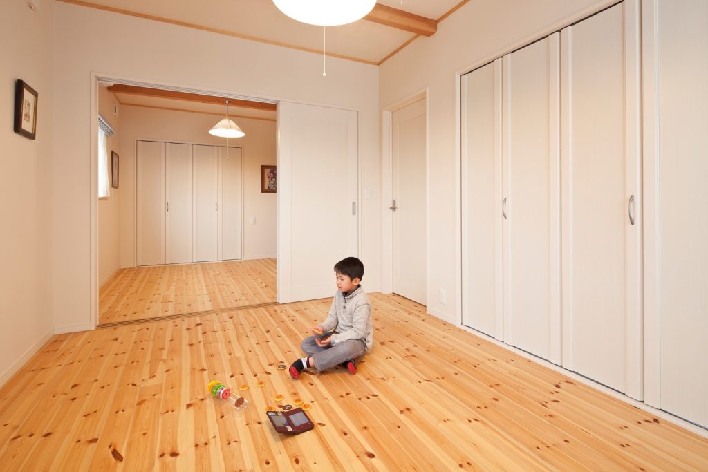 壁と建具の色を白色に統一することにより、さらに明るく、実寸以上に広く感じることのできる空間に。建具で2部屋に間仕切る事も可能