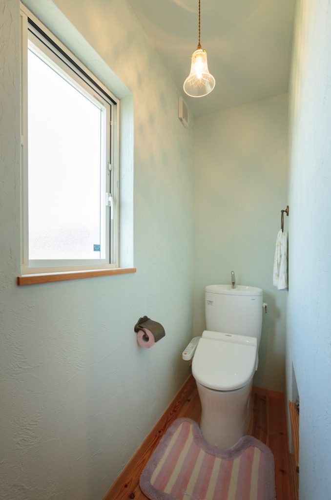 淡いグリーンの壁が可愛いトイレ