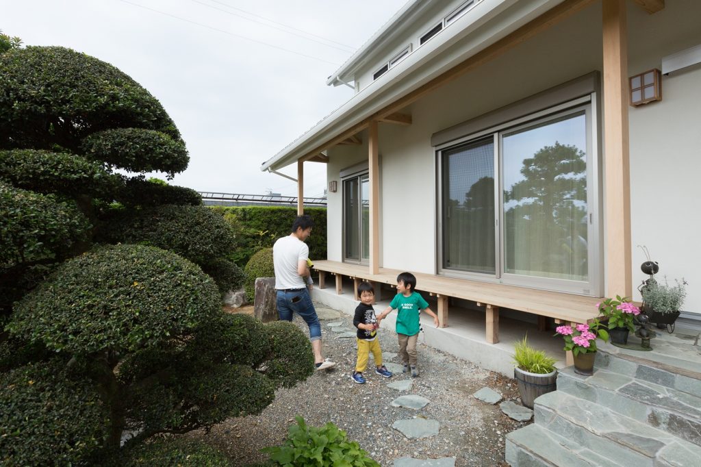 長い縁側に和風の照明がよく似合う