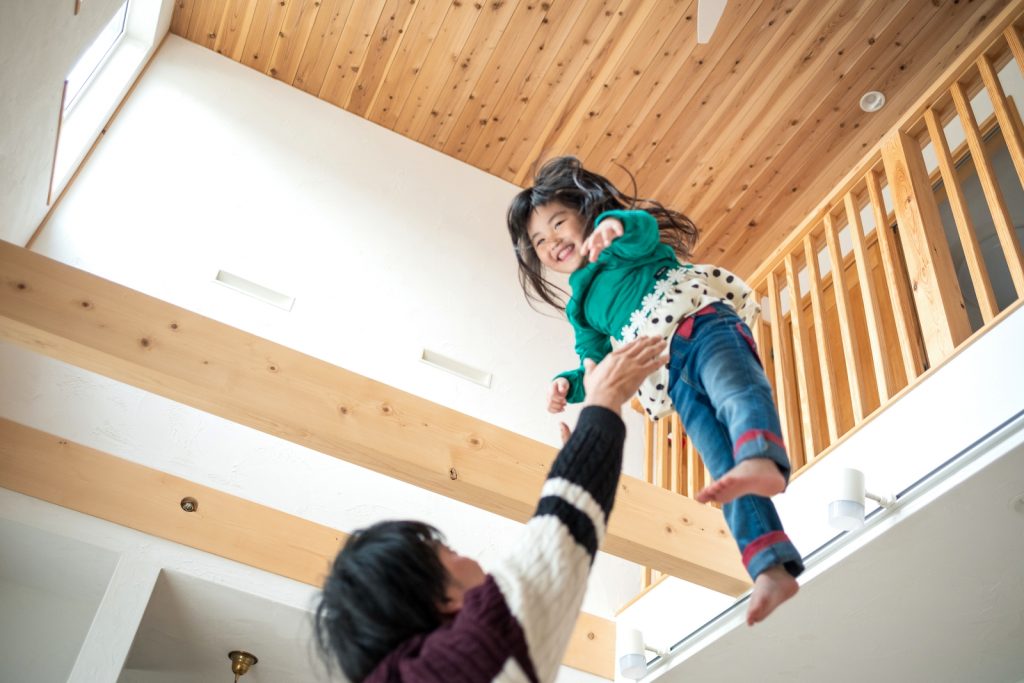 開放感のある吹抜けに子どもの笑顔が広がる