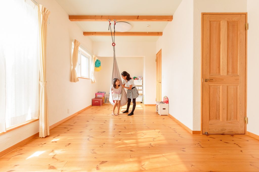 表しの梁を生かして、子ども部屋にはハンモックも…♪