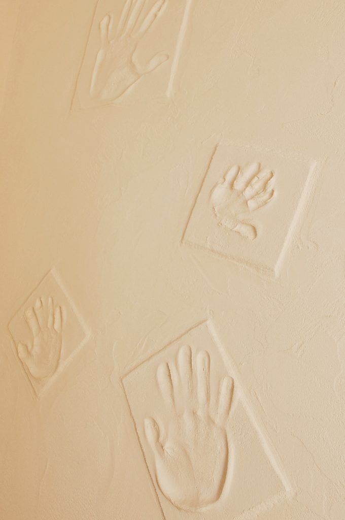 階段部分の壁には家族の手形をつけて記念に。