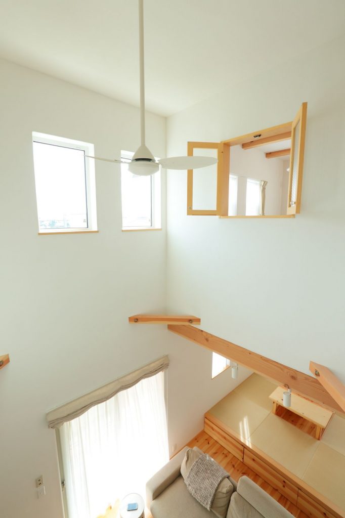 ２階の居室には小窓を設けて、１階にいる家族と会話を楽しむこともできる