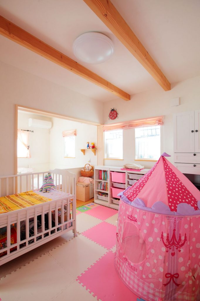 子ども部屋はカーテンやマット、おもちゃもピンクで統一