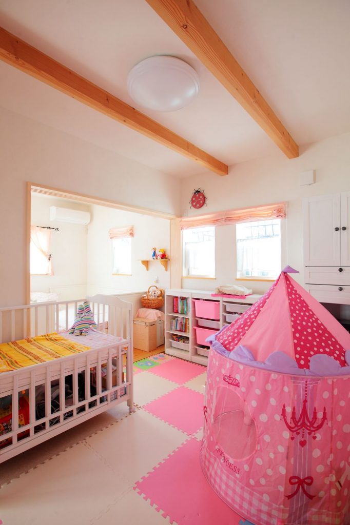 子ども部屋はカーテンやマット、おもちゃもピンクで統一