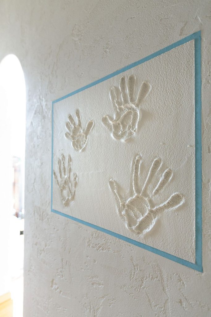 家族の記念に手形を。塗り壁だからこそ実現できる
