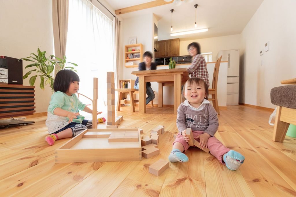 子どもの笑顔と明るい日差しの溢れる住まい