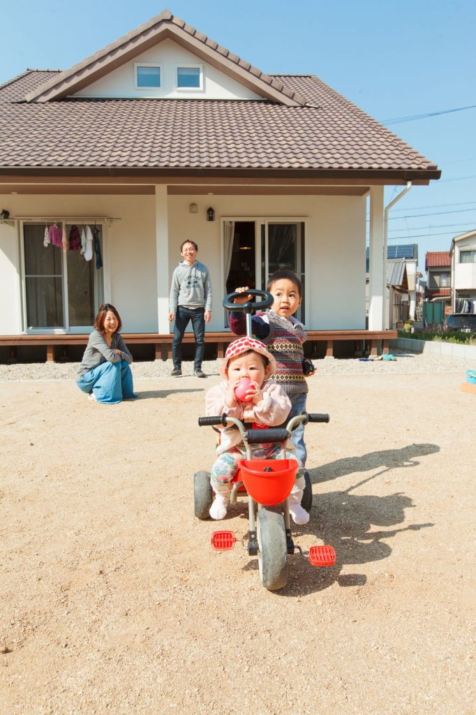 広々とした南側のお庭ではお子様たちが元気に遊んでいる