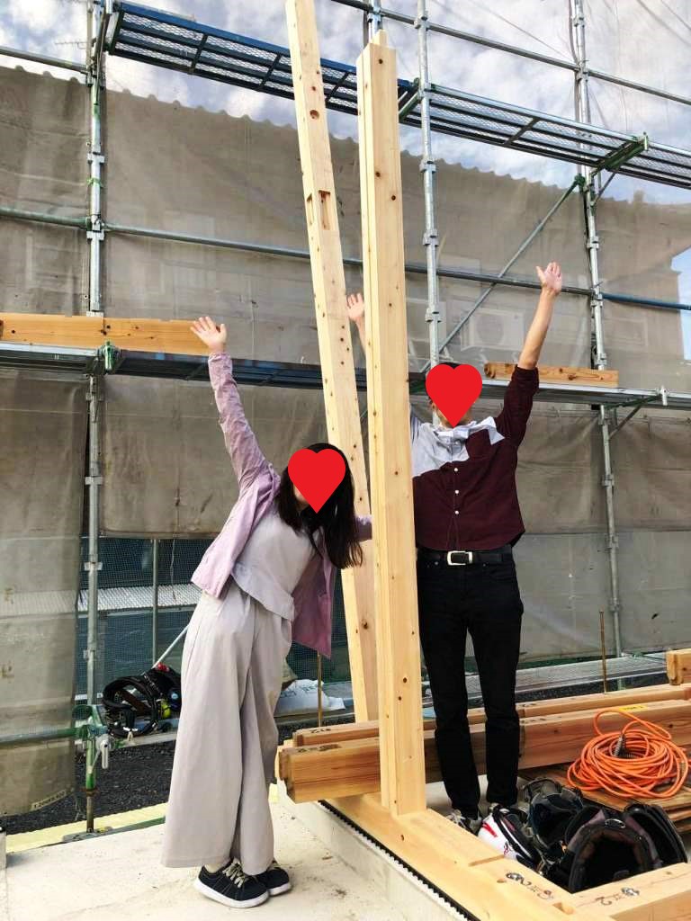 記念に一本目の柱を建てる