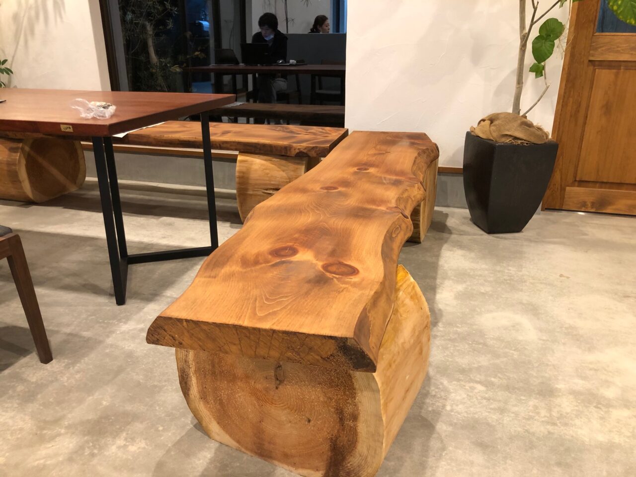 檜丸太のベンチ