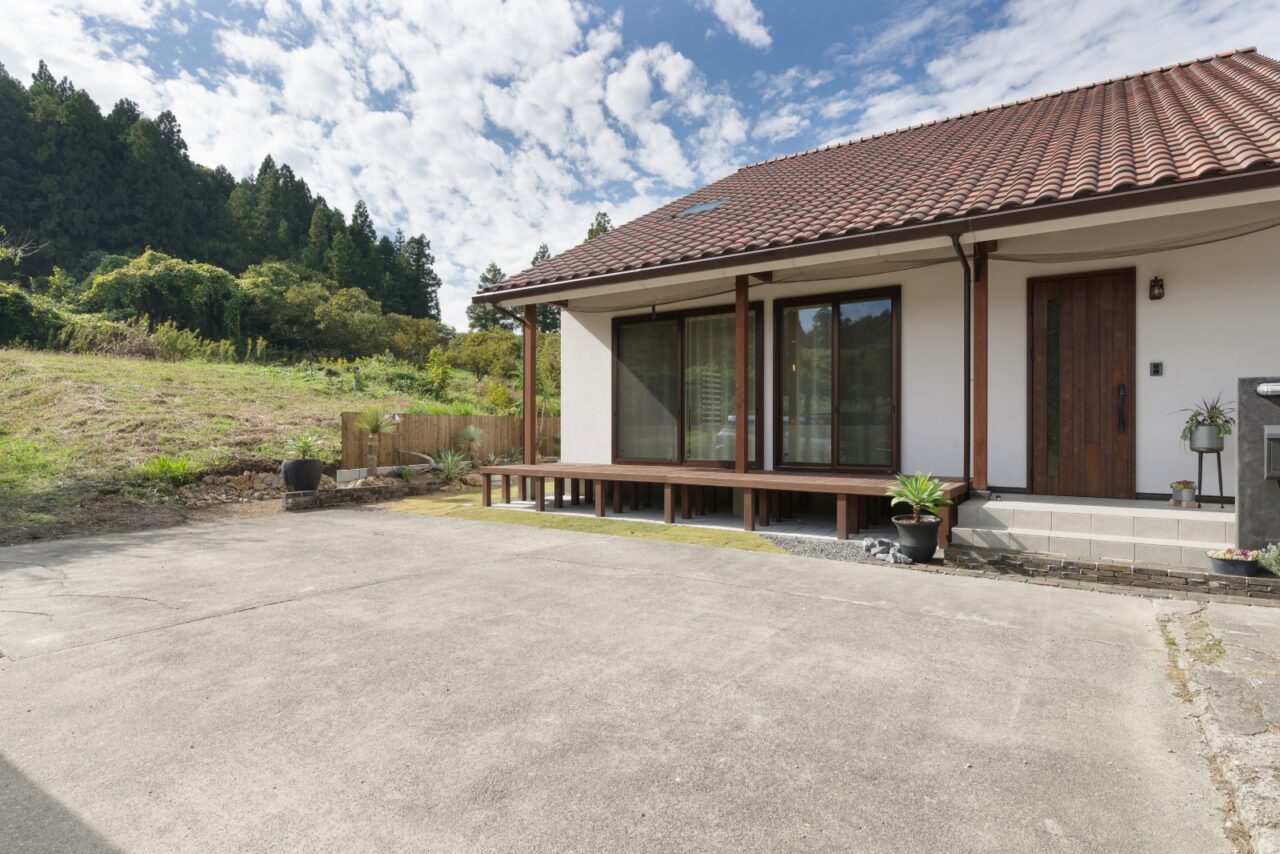 平屋のような大屋根の外観