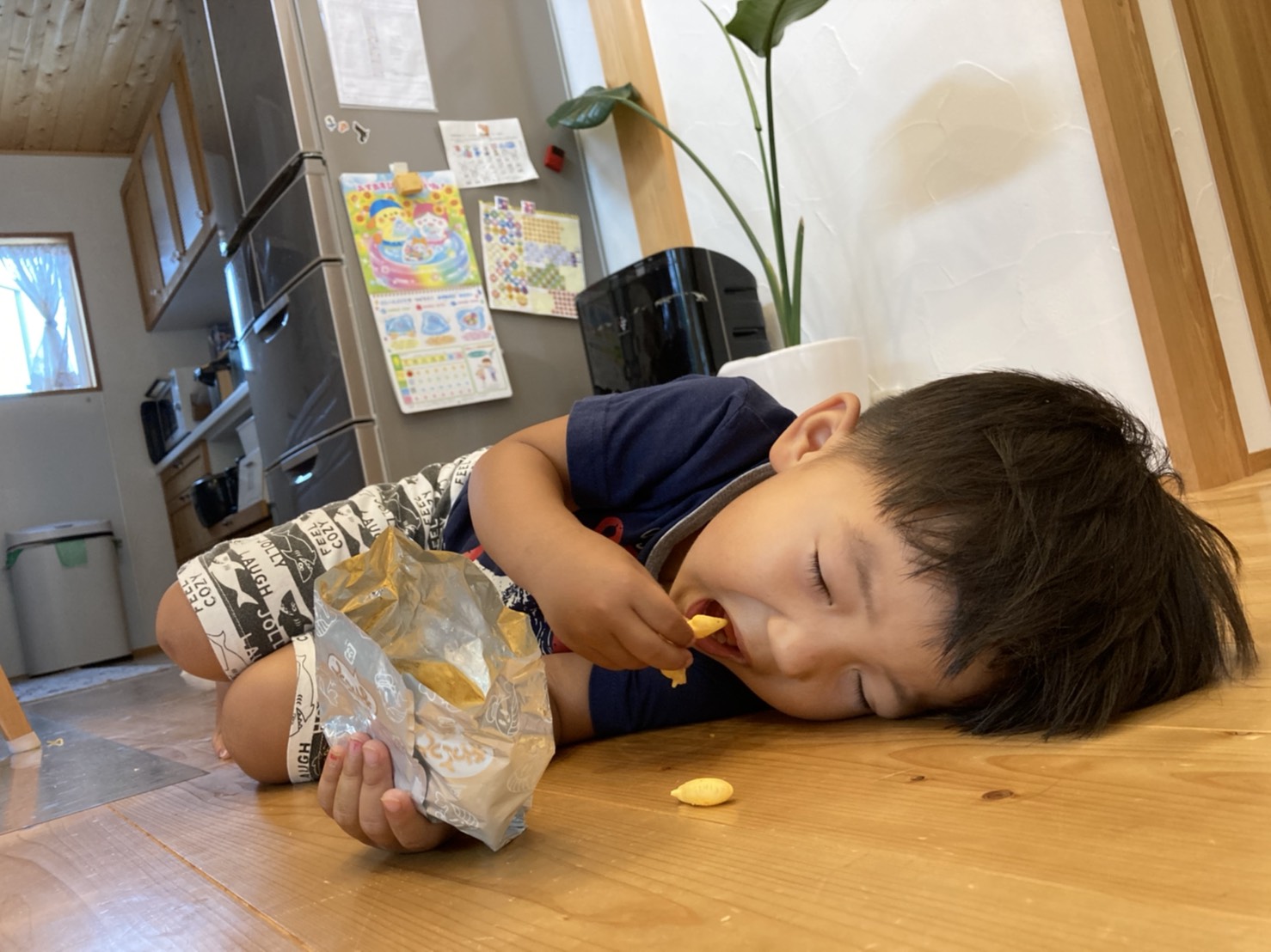 お菓子を食べながら寝る人