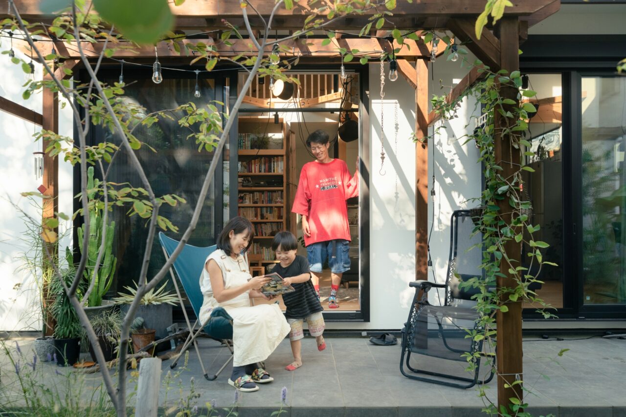 テラスで木陰を味わう緑に囲まれた家