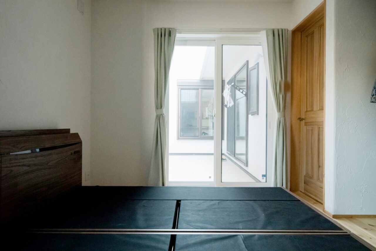寝室、リビング、畳スペースと繋がるプライベートテラス