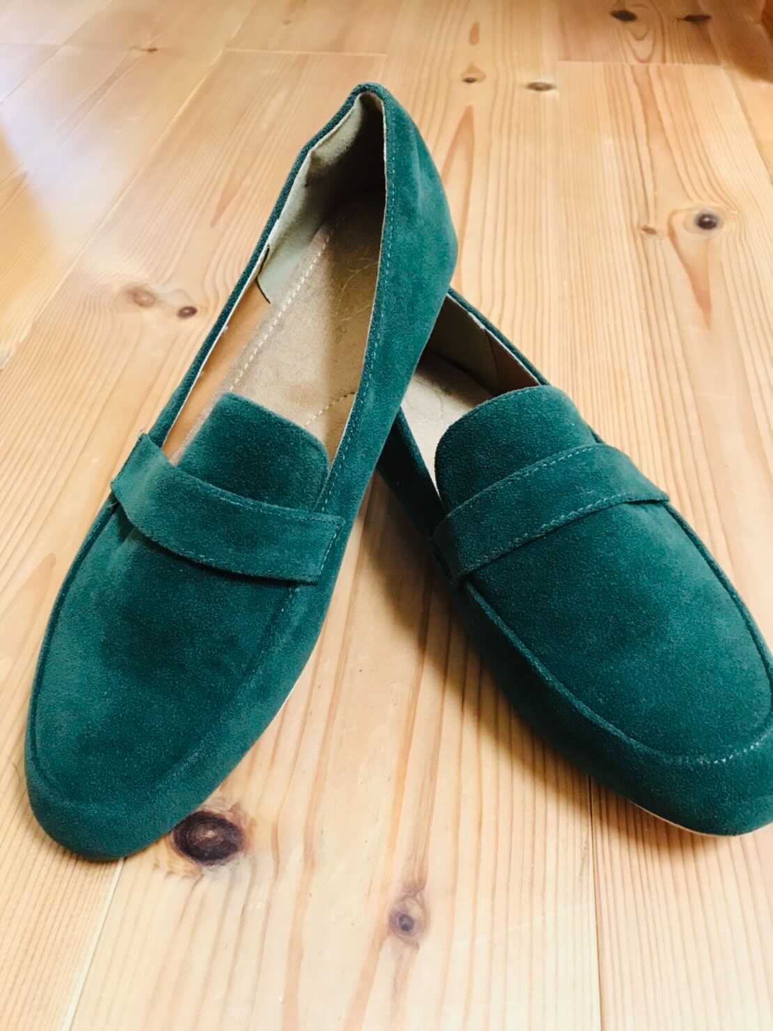 母の緑色の靴の様子