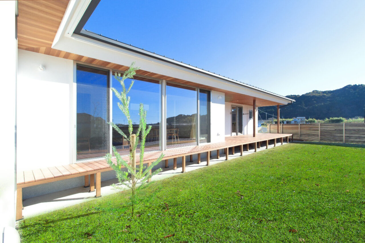 自然に囲まれた別荘のような平屋の家