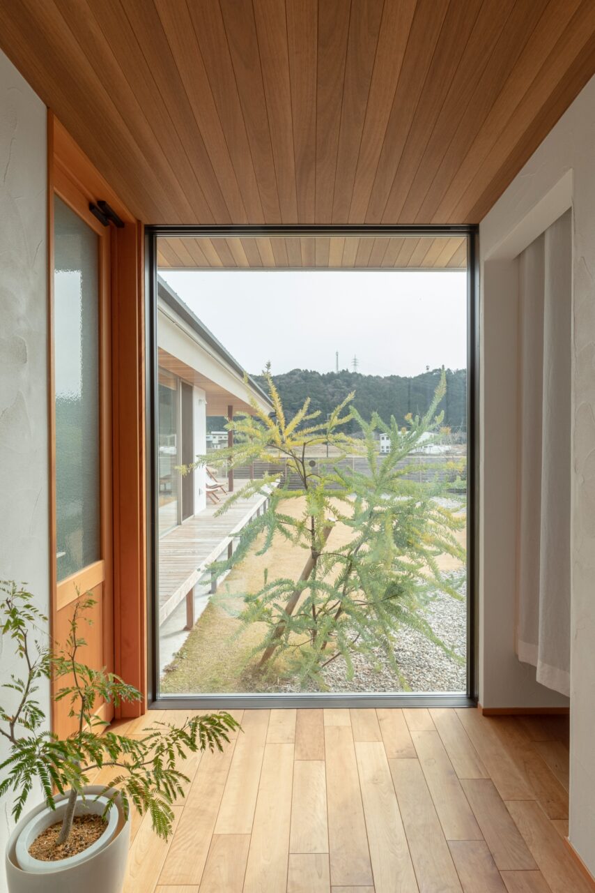 お庭と山の景色が楽しめる抜け感のある玄関