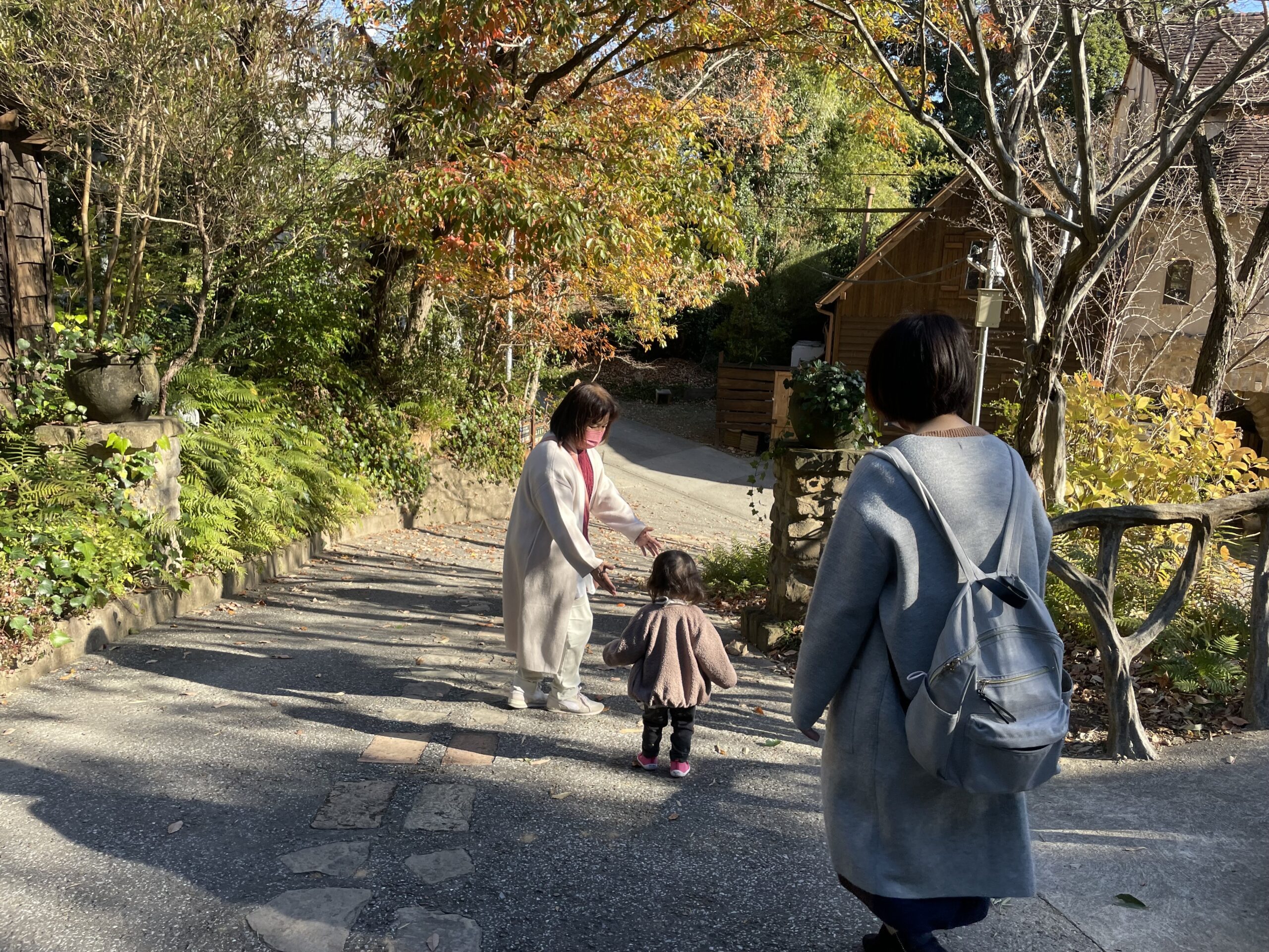 娘さんが坂を駆け回る様子