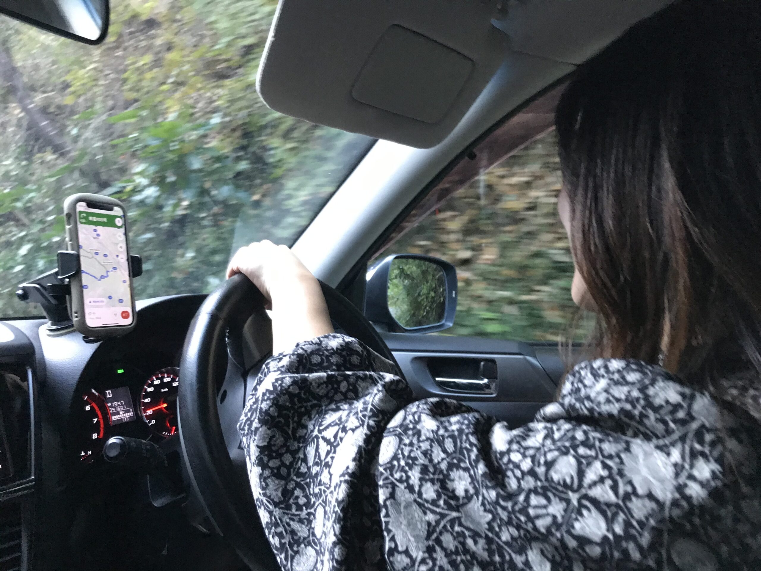 運転する元野の様子