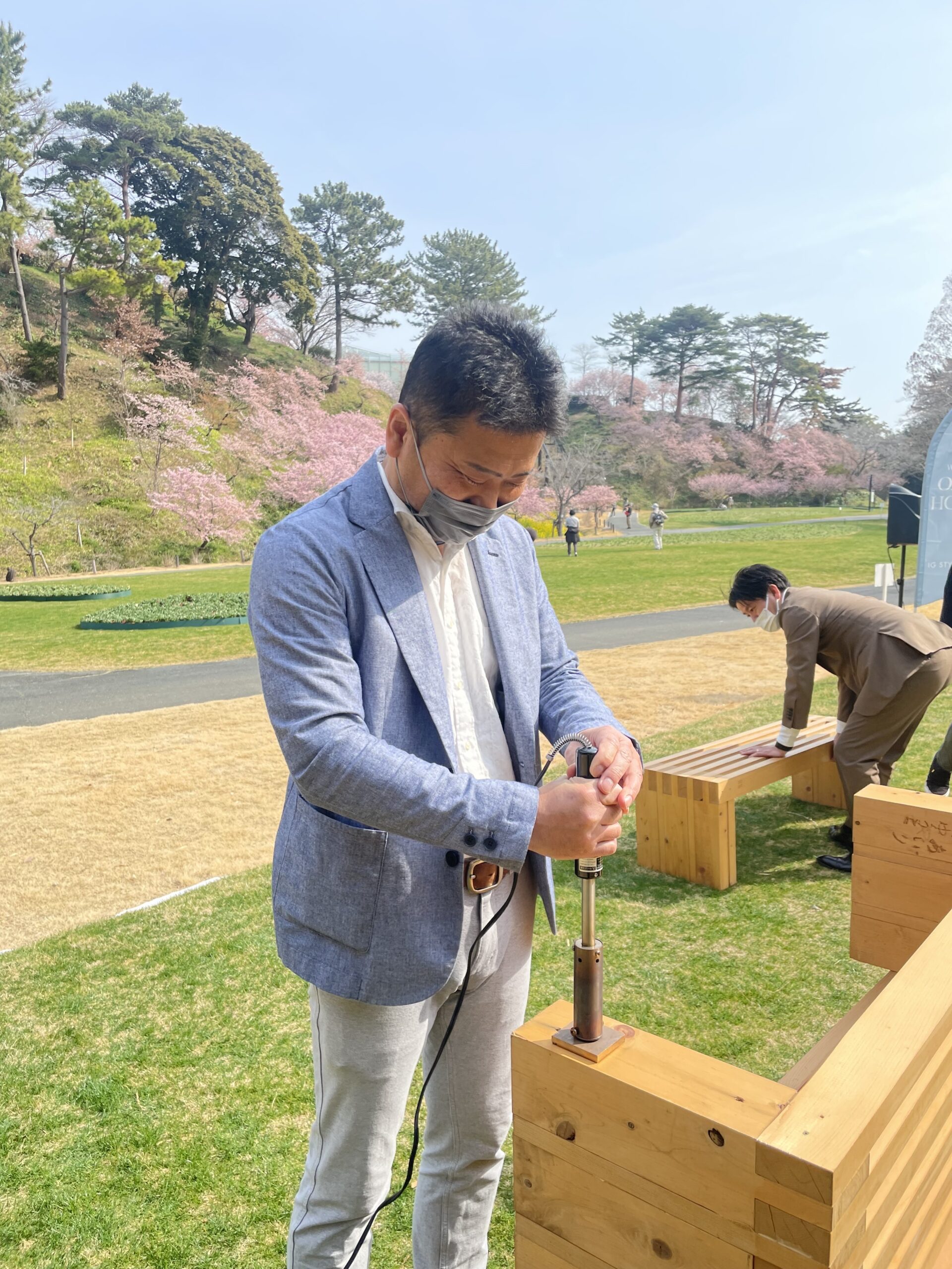 立田常務が焼き印を押す様子