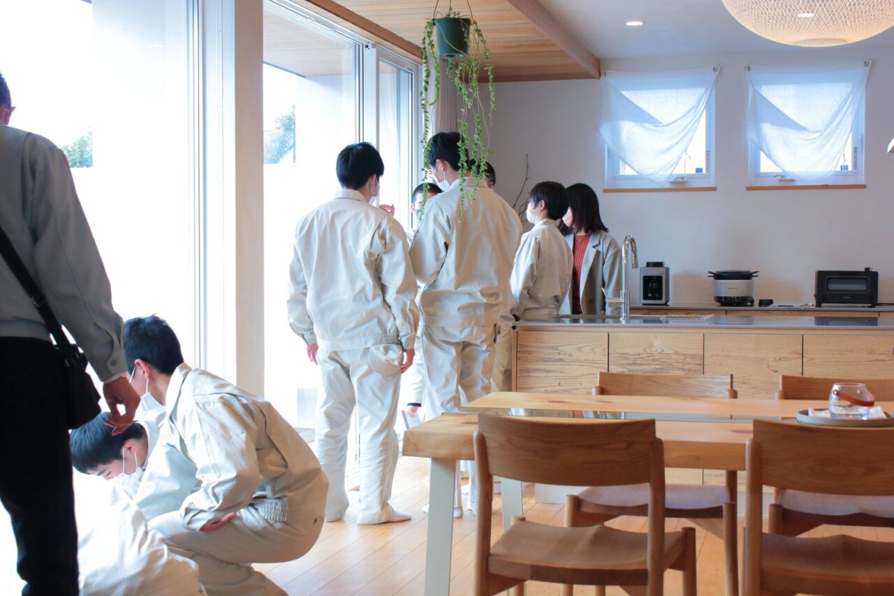 エモトープ浜松で実際の建物を見る生徒さん達