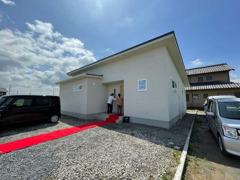 青い屋根の平屋