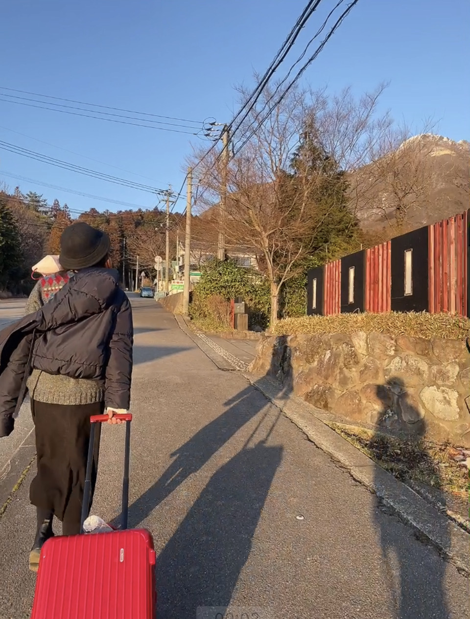 旅館へ急ぐ様子