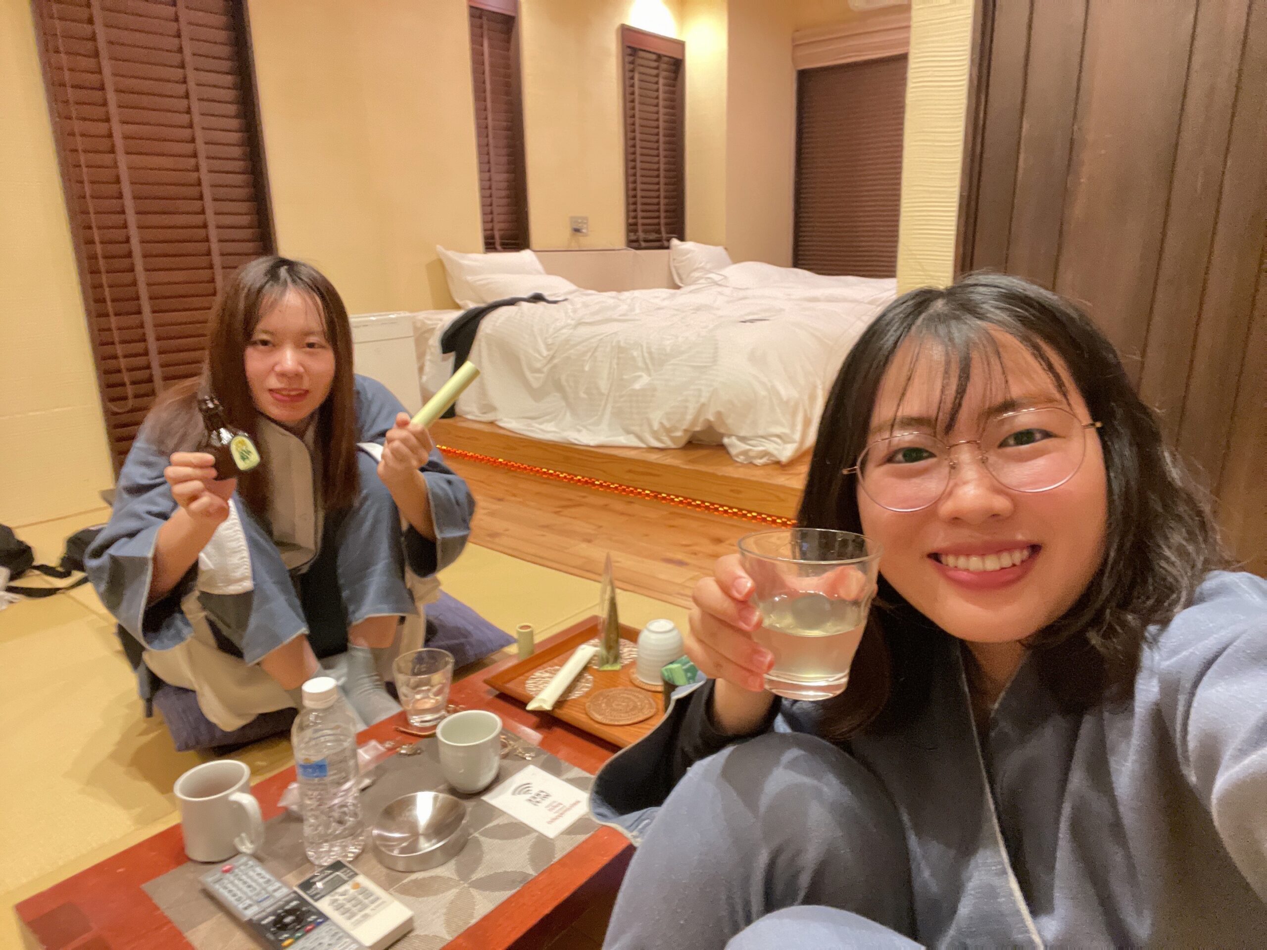 部屋で飲んでる様子