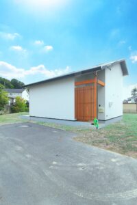 木格子が美しいシンプルな外観
