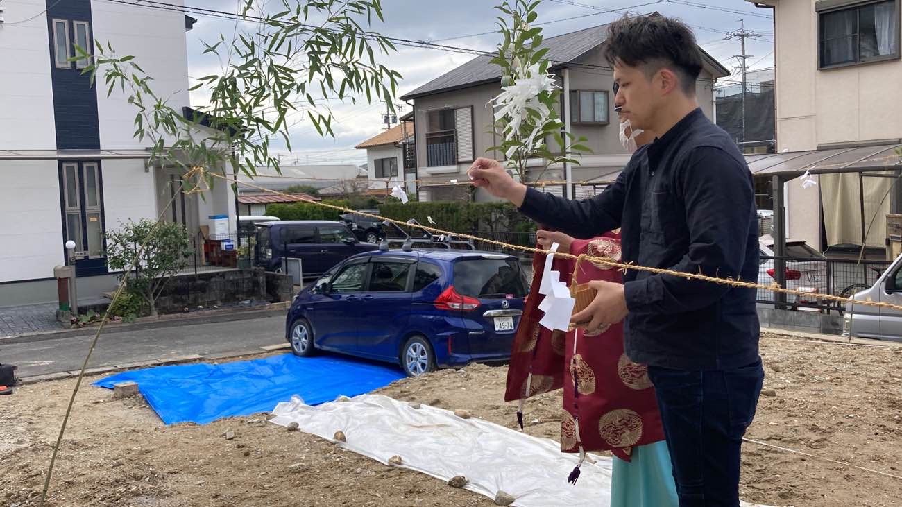 四方をお清めする井上さん