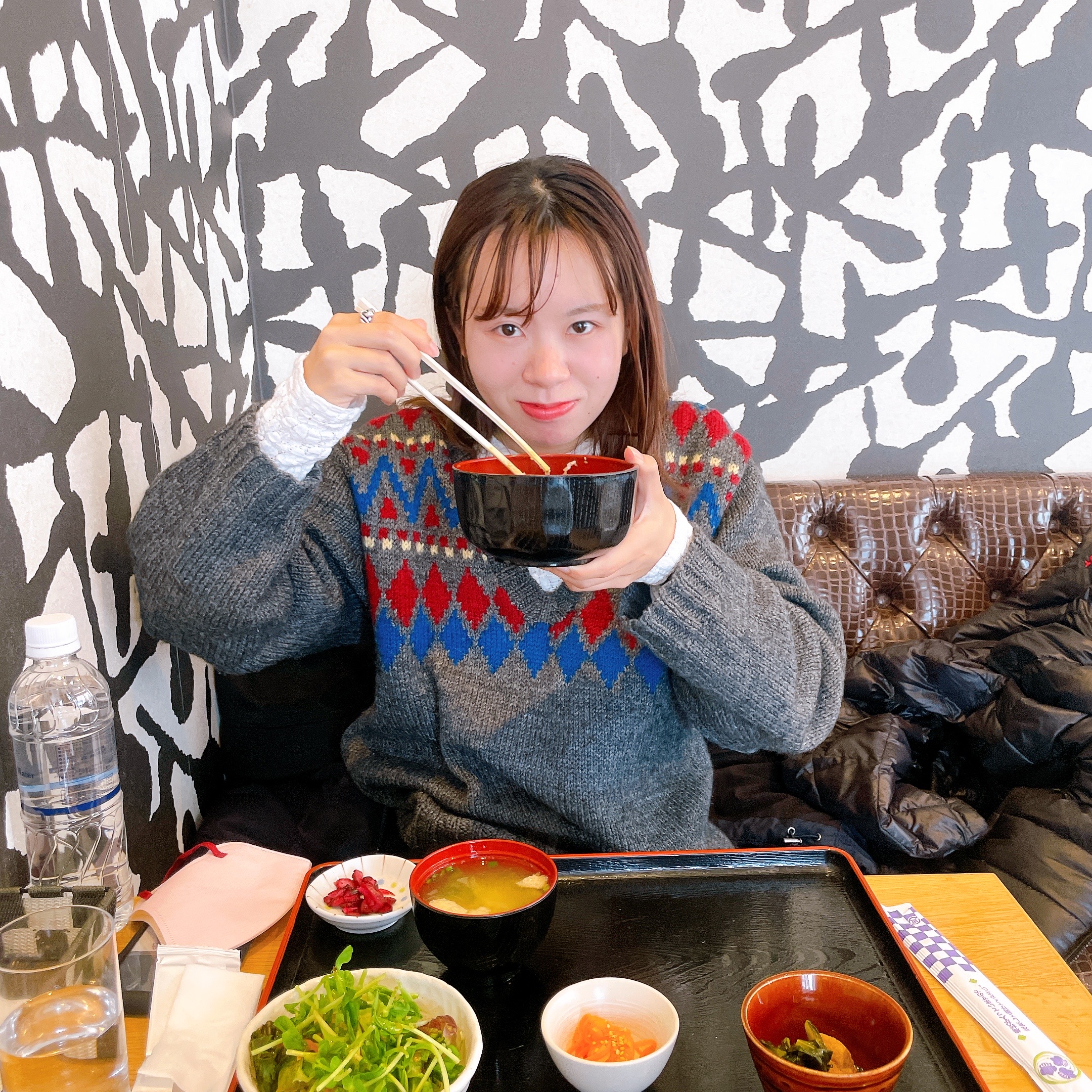 足立さんがりゅうきゅう丼を食べる様子