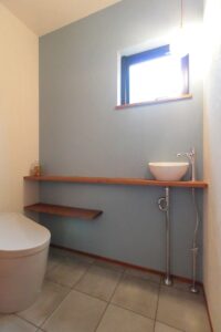 完成時_コンクリートっぽい床タイルのトイレ