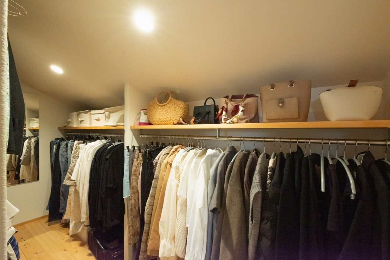 洋服が乾いたらすぐ掛けられる物干しの隣のクローゼット