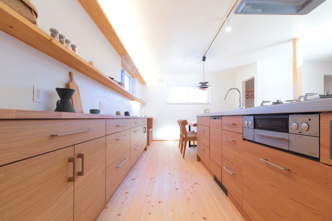 長い棚とローカップボードのお料理しやすいキッチン