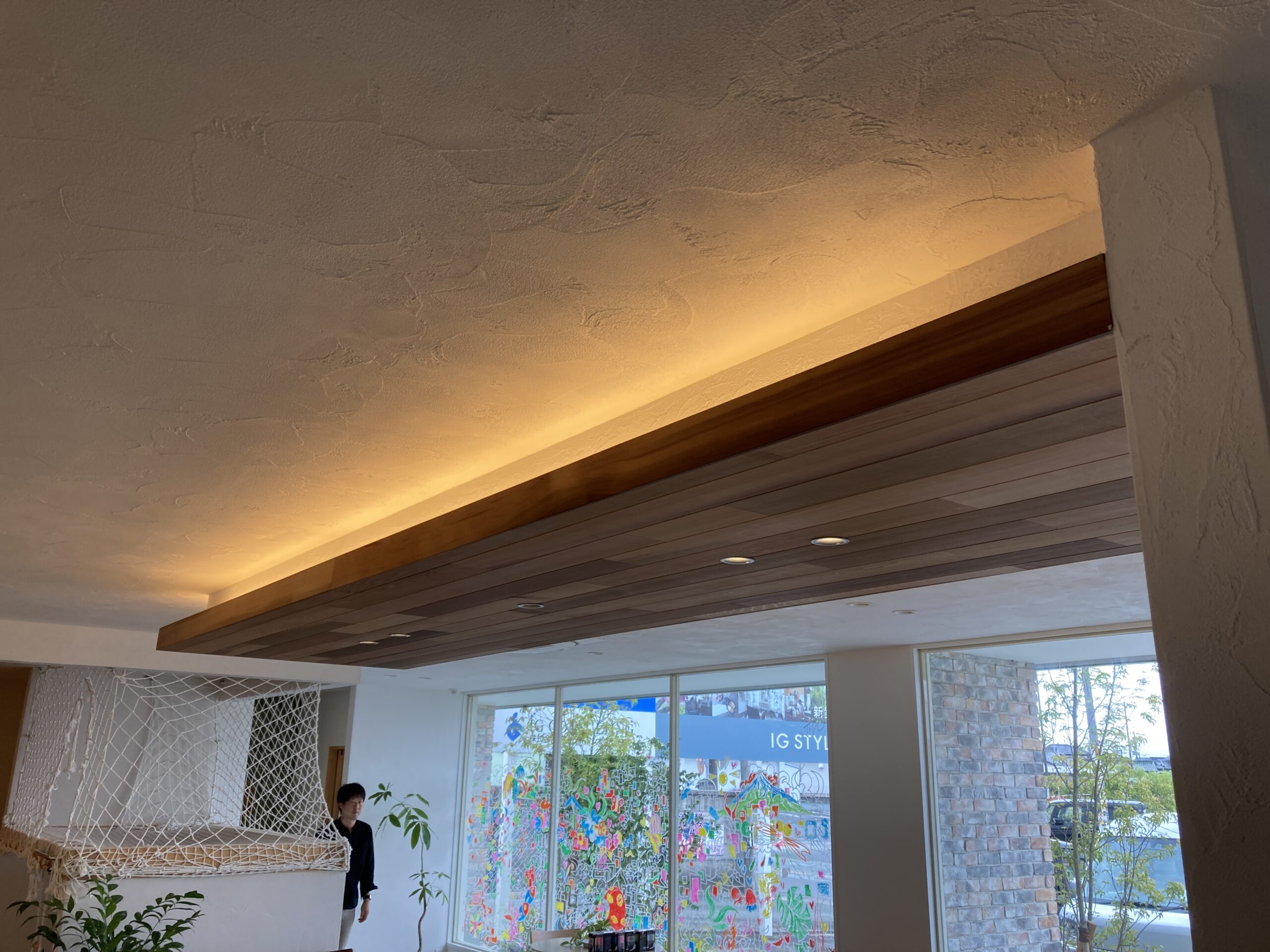 アイジースタイルハウス豊橋スタジオ　リニューアル後の内観　天井に広がる間接照明の灯り