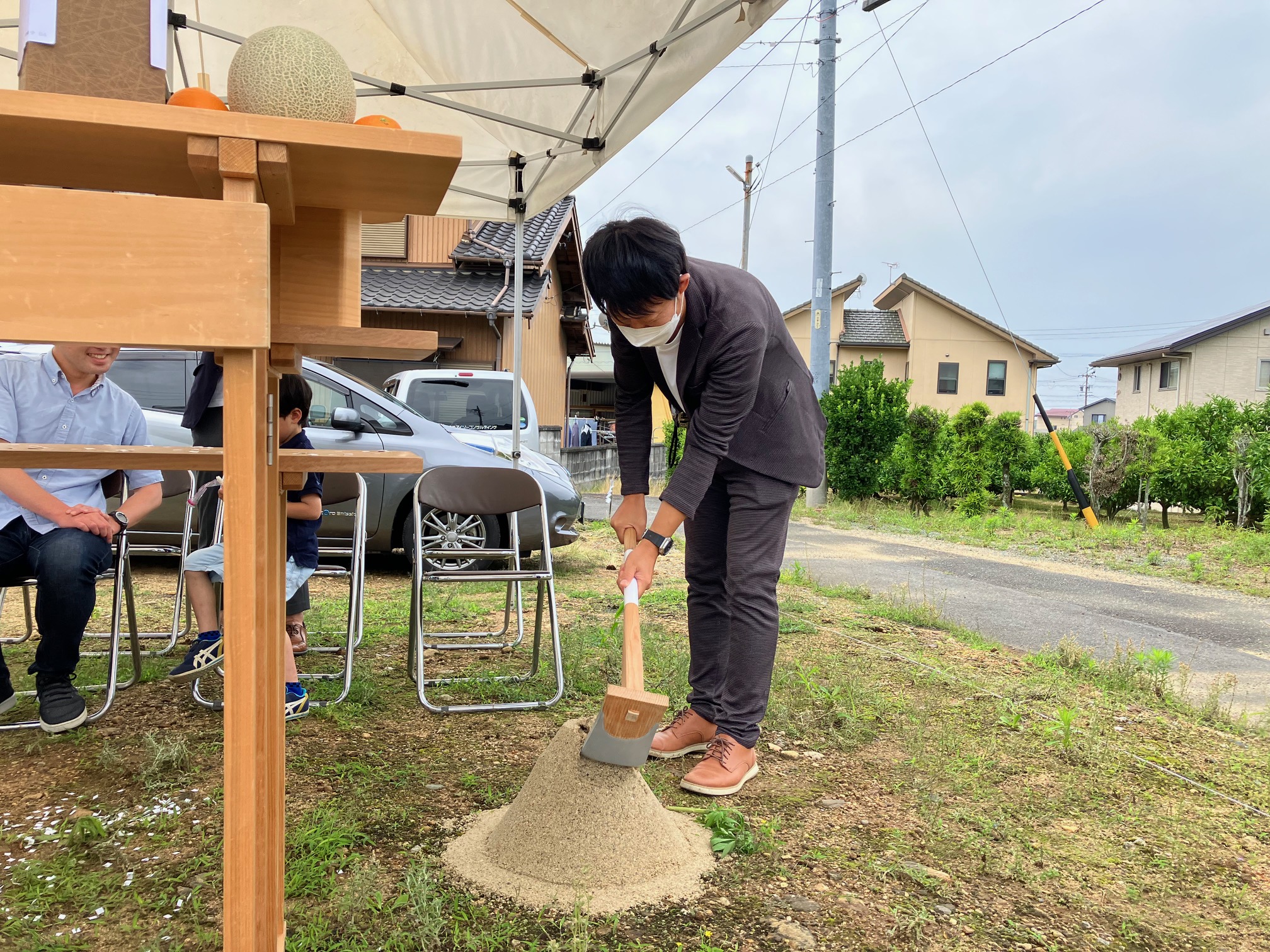 地鎮祭　現場監督の鍬入れ