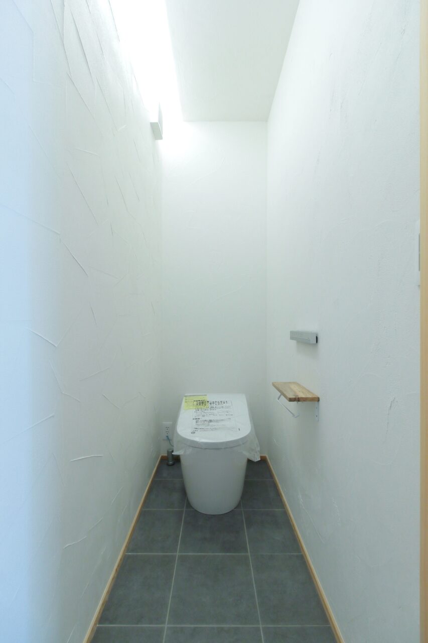 シンプルでお洒落な間接照明のトイレ