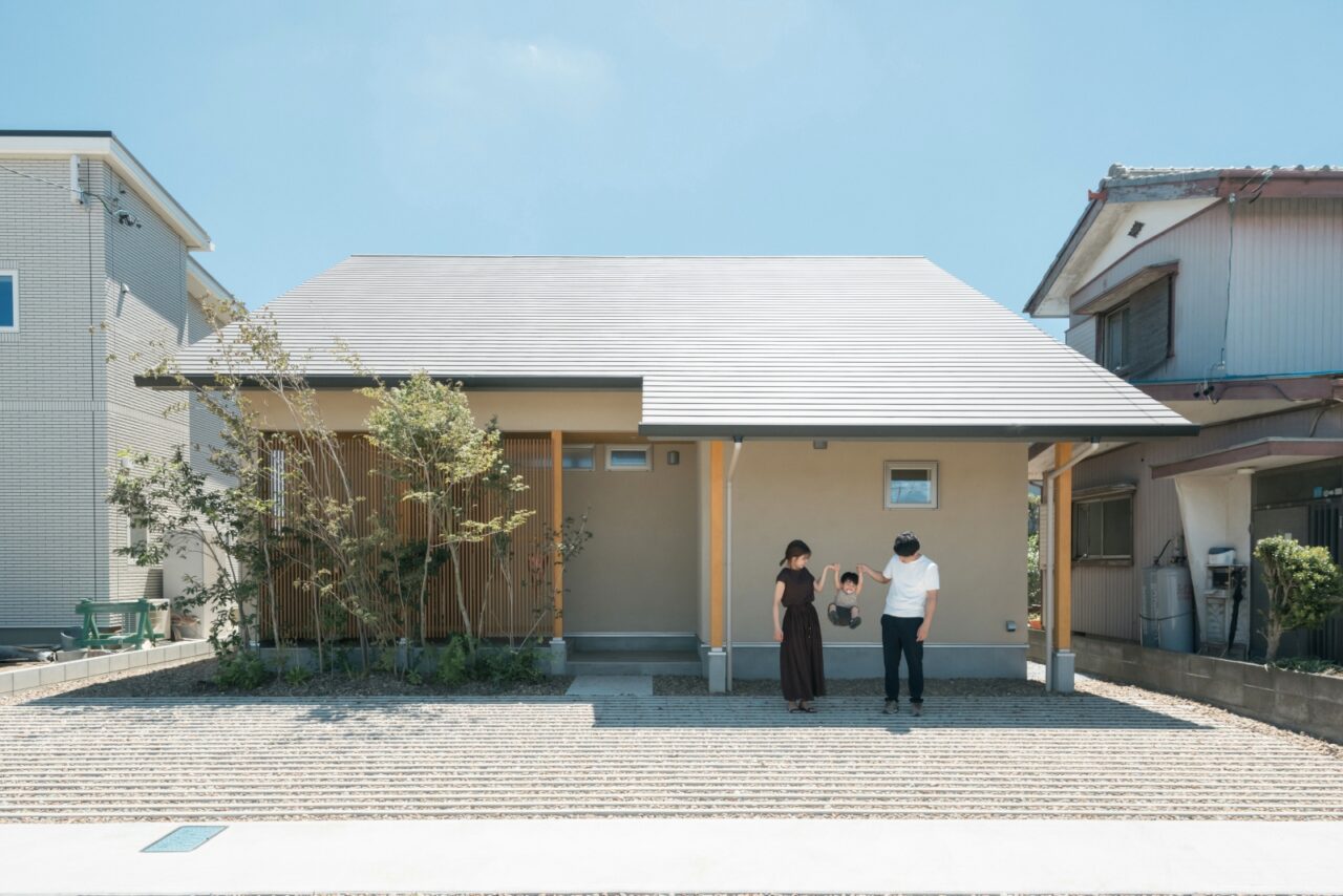 大屋根の2階建て住宅