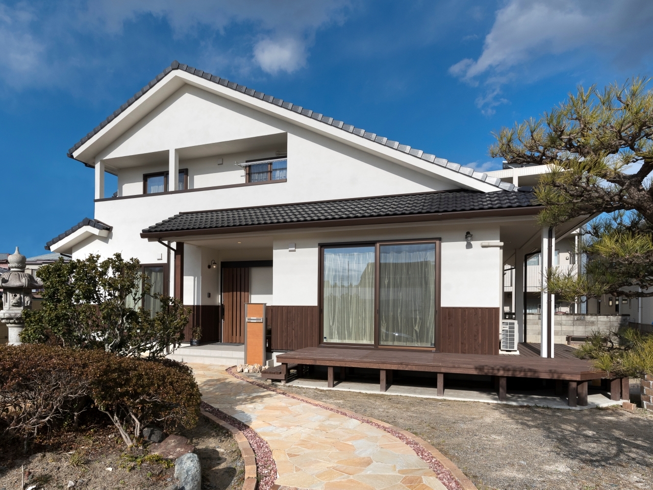 現代和風デザイン塗り壁と腰壁板張の住宅