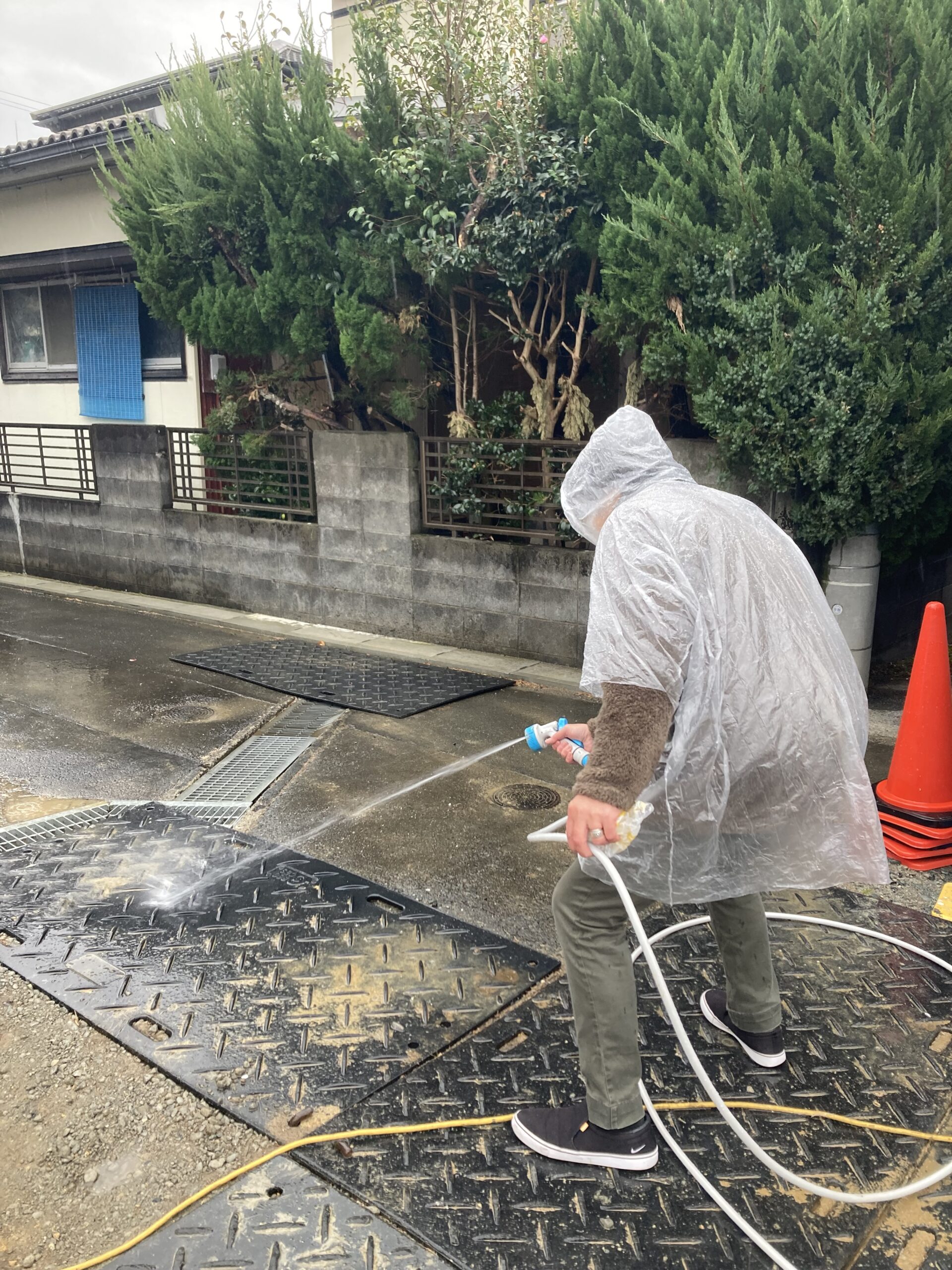 現場美化　現場清掃　雨　