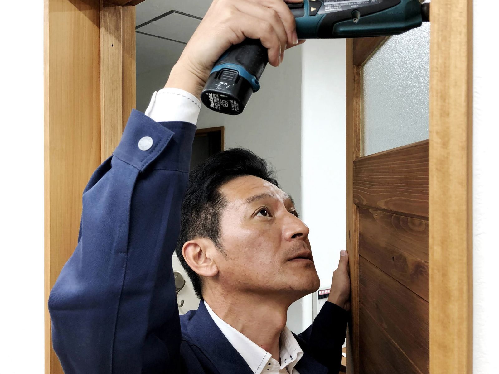 建具調整する堀内さん